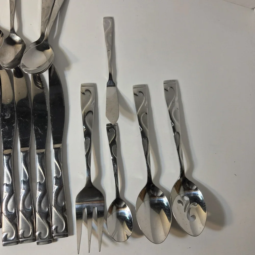 Oneida Stainless Tuscany Flatware Knives, Forks, Spoons, 35 Serving PCs